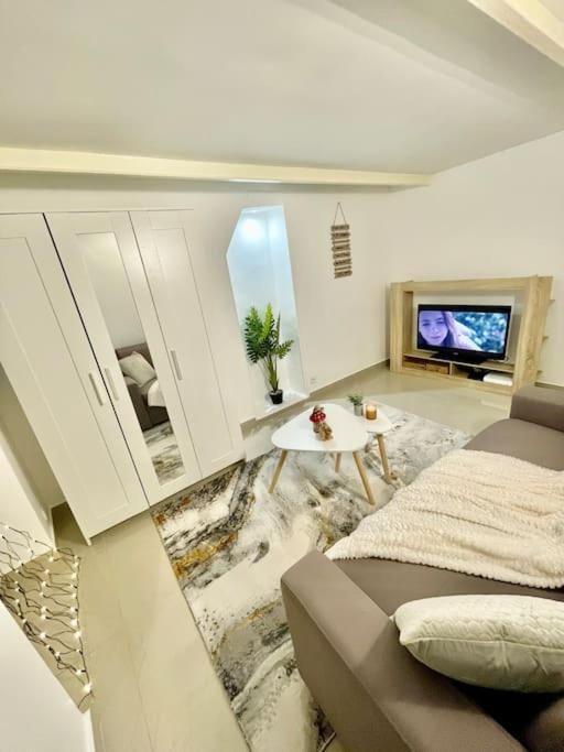 Studio Proche De Paris, Versailles Et La Defense Chaville Exterior photo